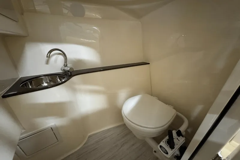 Slide: The Image of Scout 255 Dorado 2025 - 42