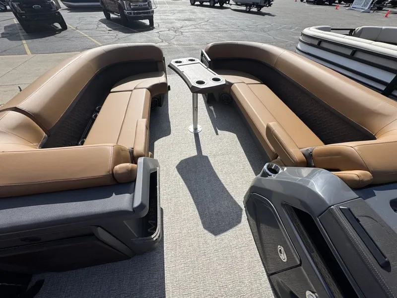 Slide: The Image of Bennington 24 M FASTBACK 2025 - 10