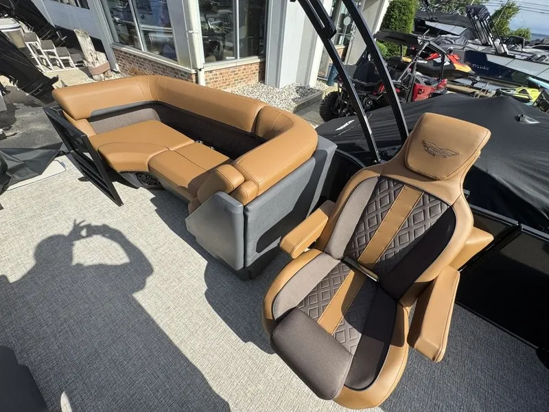 Slide: The Image of Bennington 24 M FASTBACK 2025 - 16