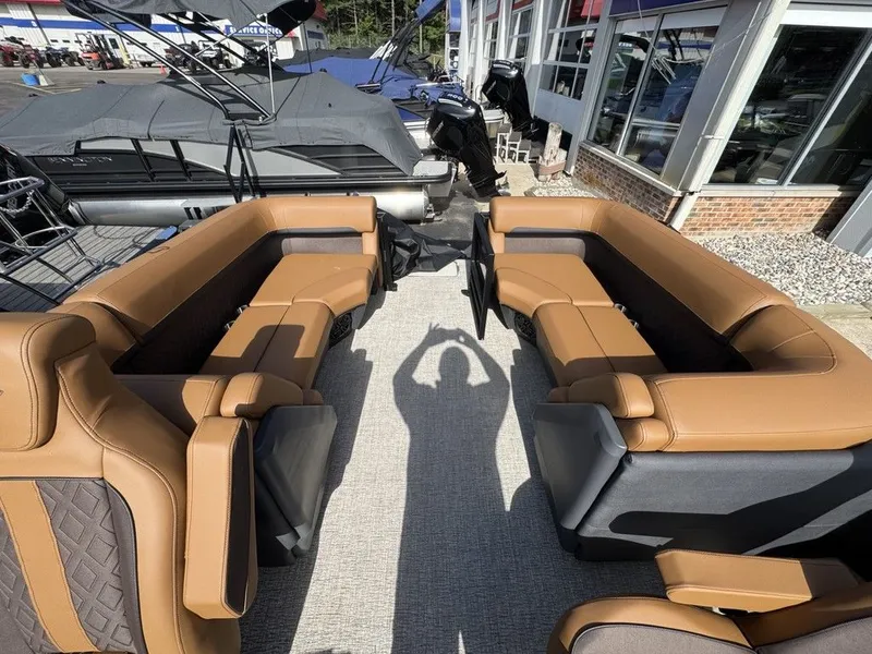 Slide: The Image of Bennington 24 M FASTBACK 2025 - 17