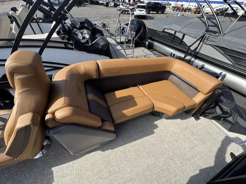 Slide: The Image of Bennington 24 M FASTBACK 2025 - 18