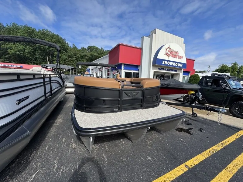 Slide: The Image of Bennington 24 M FASTBACK 2025 - 2