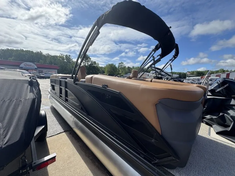 Slide: The Image of Bennington 24 M FASTBACK 2025 - 6