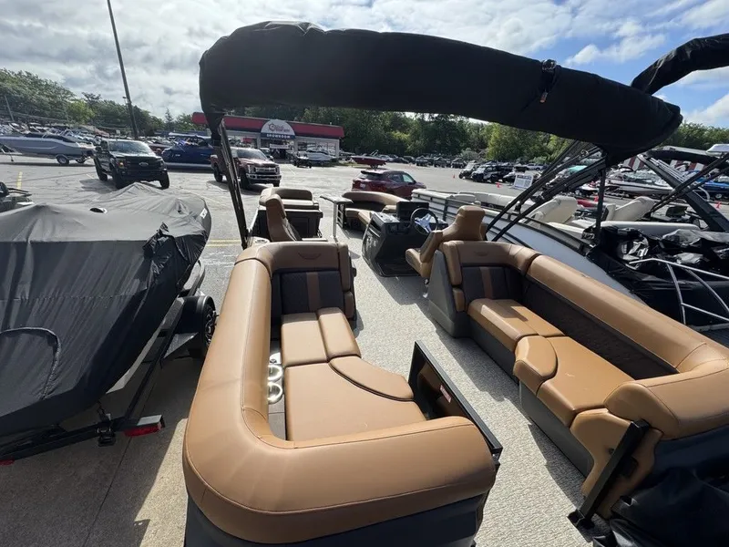 Slide: The Image of Bennington 24 M FASTBACK 2025 - 7