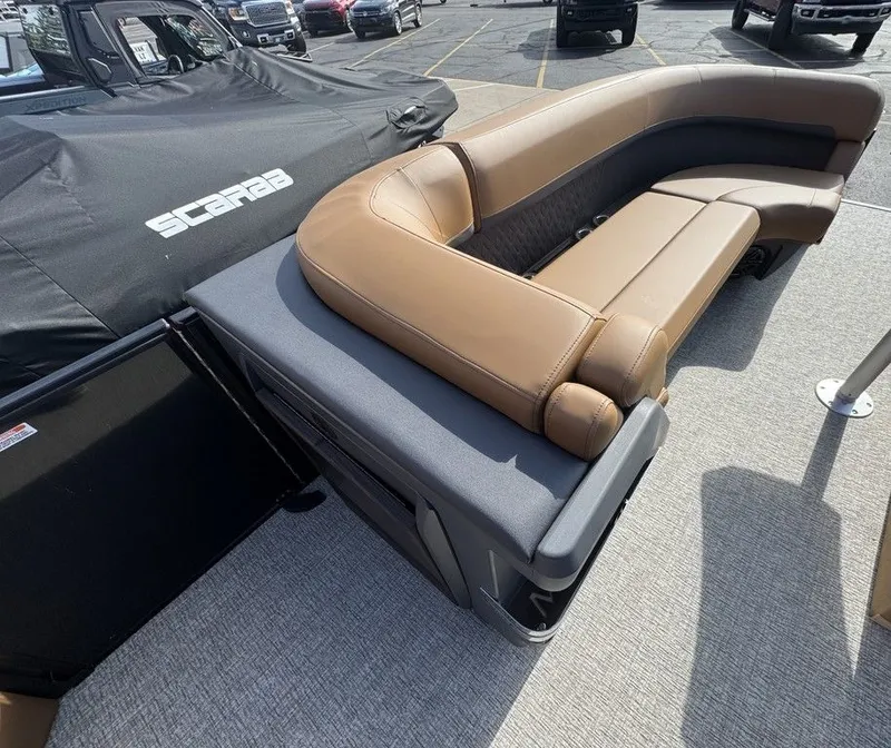 Slide: The Image of Bennington 24 M FASTBACK 2025 - 9