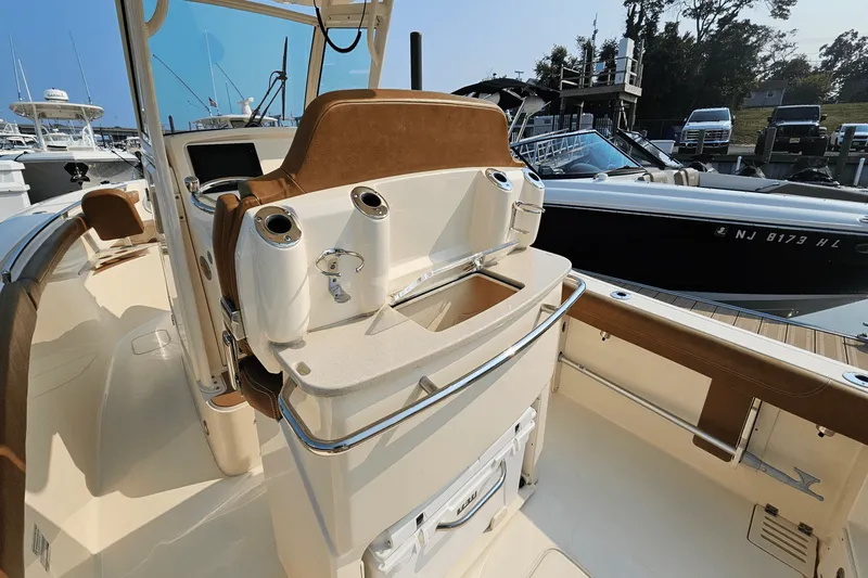 Slide: The Image of Scout 255 LXF 2020 - 18