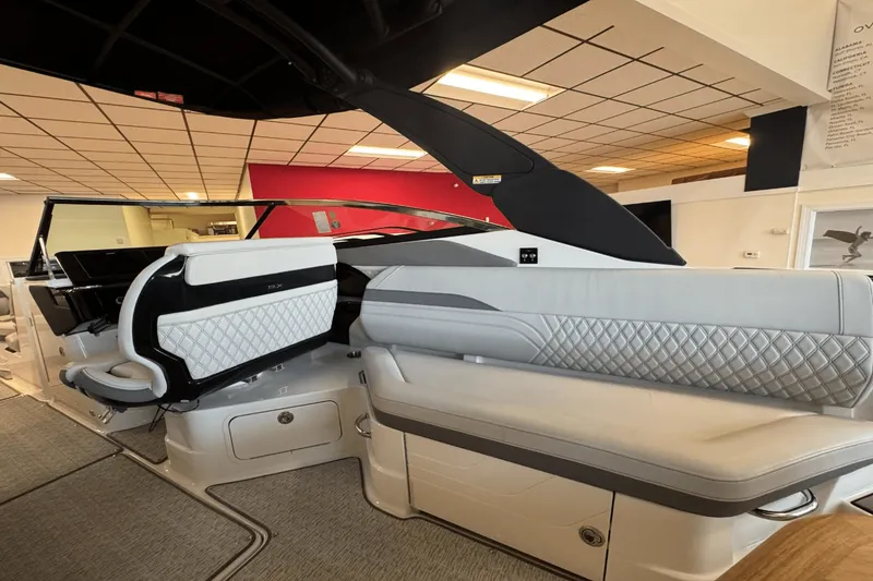 Slide: The Image of Sea Ray SLX 280 2025 - 11