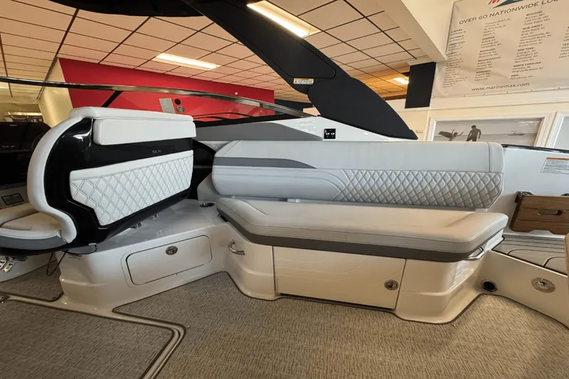 Slide: The Image of Sea Ray SLX 280 2025 - 12