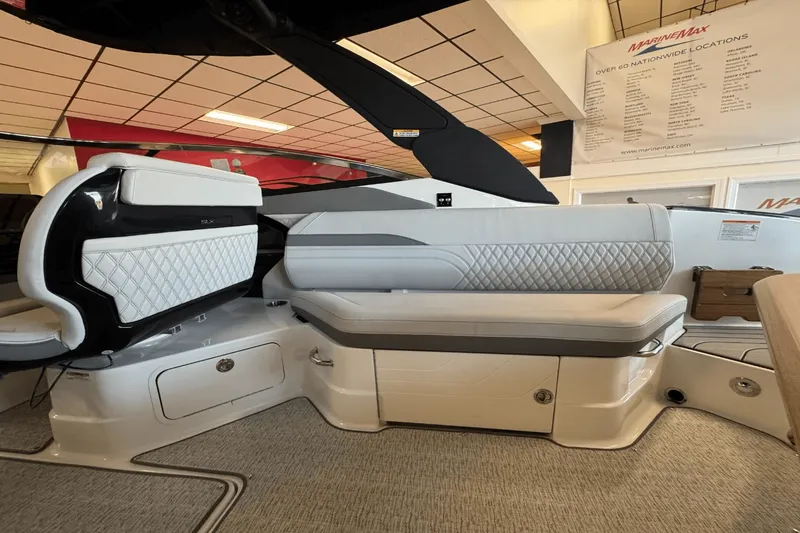 Slide: The Image of Sea Ray SLX 280 2025 - 13