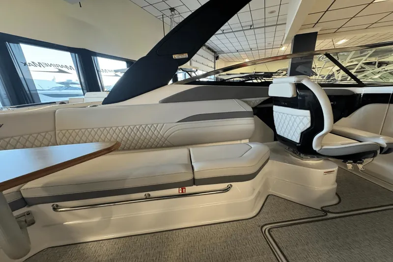Slide: The Image of Sea Ray SLX 280 2025 - 14