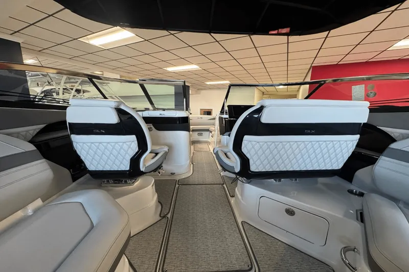 Slide: The Image of Sea Ray SLX 280 2025 - 16