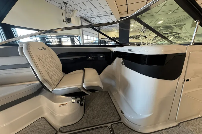 Slide: The Image of Sea Ray SLX 280 2025 - 17