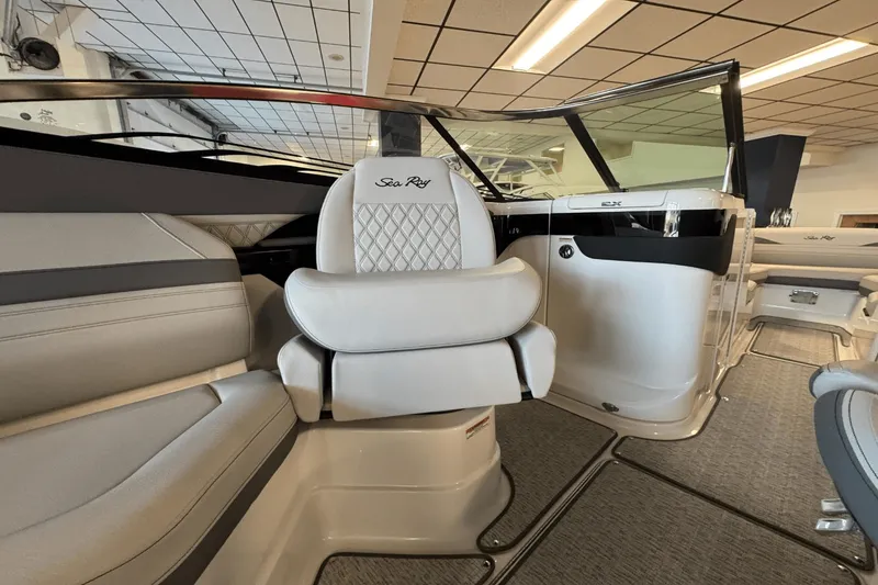 Slide: The Image of Sea Ray SLX 280 2025 - 18