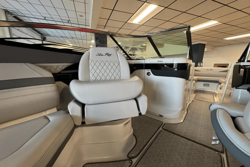 Slide: The Image of Sea Ray SLX 280 2025 - 19