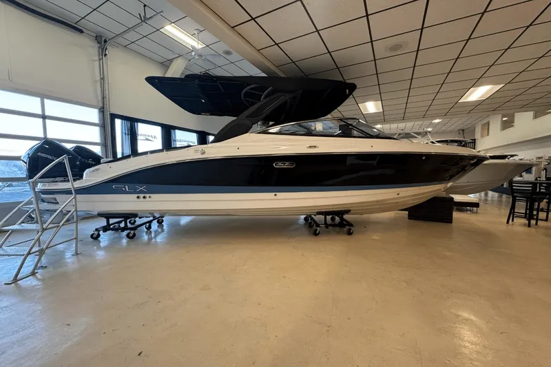 Slide: The Image of Sea Ray SLX 280 2025 - 2