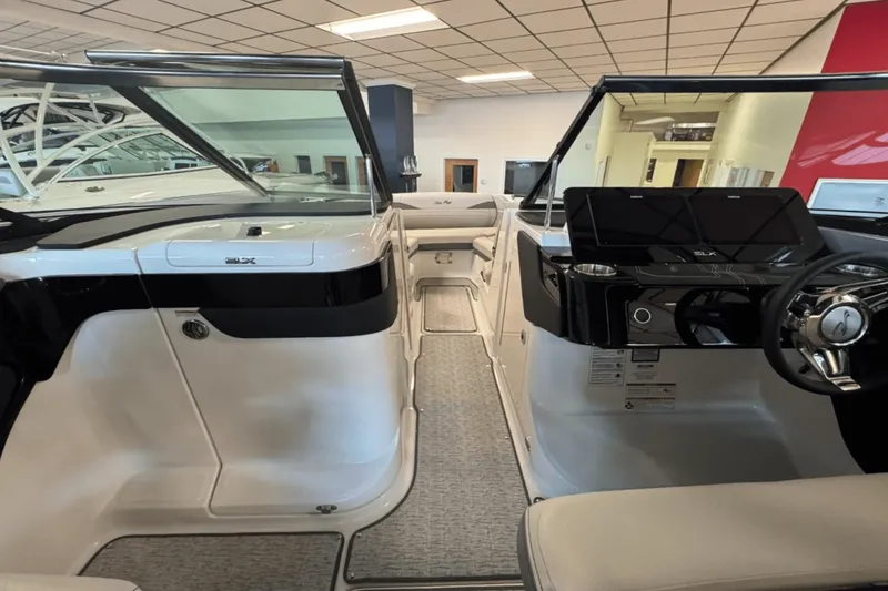 Slide: The Image of Sea Ray SLX 280 2025 - 22