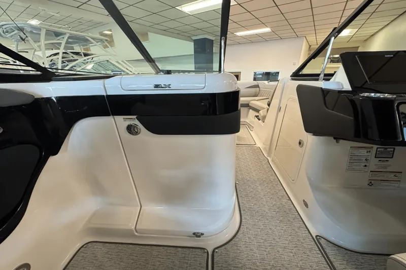 Slide: The Image of Sea Ray SLX 280 2025 - 23