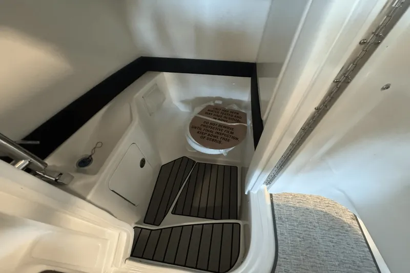 Slide: The Image of Sea Ray SLX 280 2025 - 24