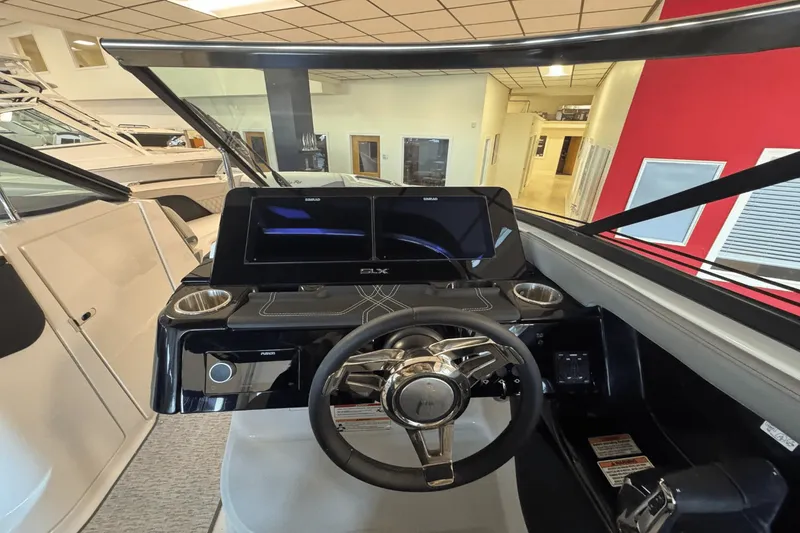 Slide: The Image of Sea Ray SLX 280 2025 - 26