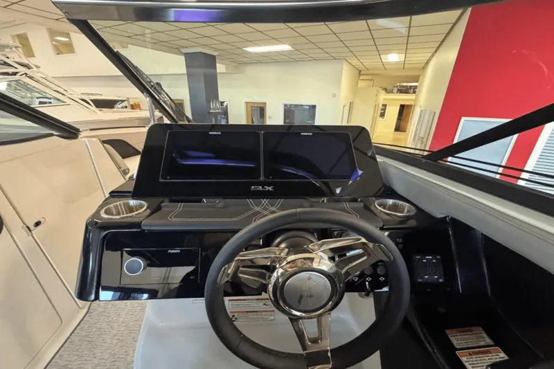 Slide: The Image of Sea Ray SLX 280 2025 - 27