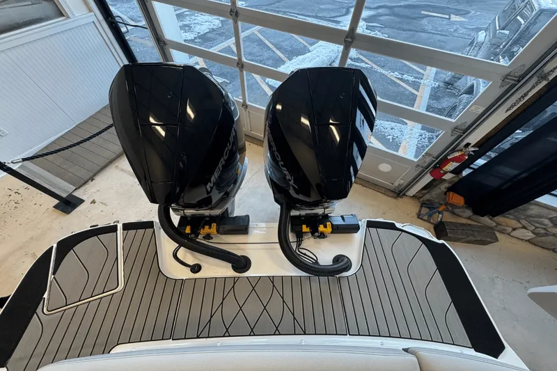 Slide: The Image of Sea Ray SLX 280 2025 - 4