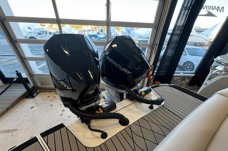 Slide: The Image of Sea Ray SLX 280 2025 - 5