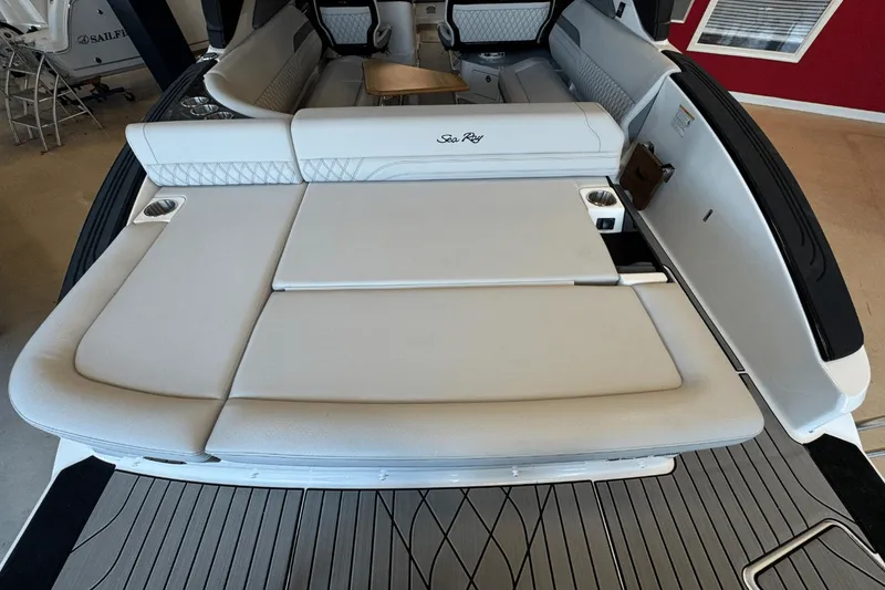 Slide: The Image of Sea Ray SLX 280 2025 - 6