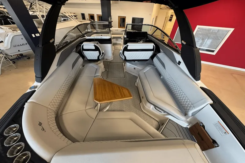 Slide: The Image of Sea Ray SLX 280 2025 - 7