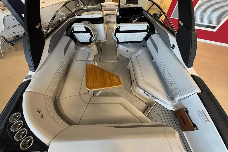 Slide: The Image of Sea Ray SLX 280 2025 - 8