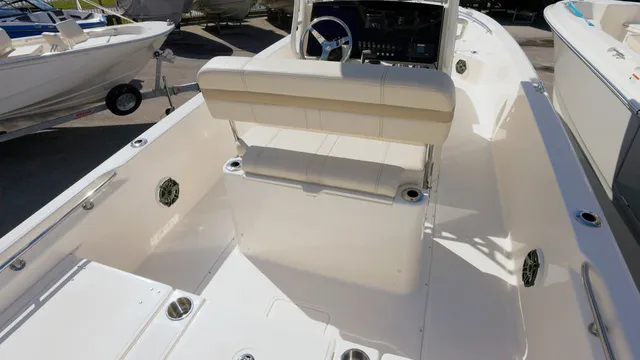 Slide: The Image of Boston Whaler 250 Dauntless 2026 - 16