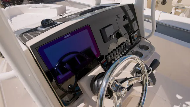 Slide: The Image of Boston Whaler 250 Dauntless 2026 - 12