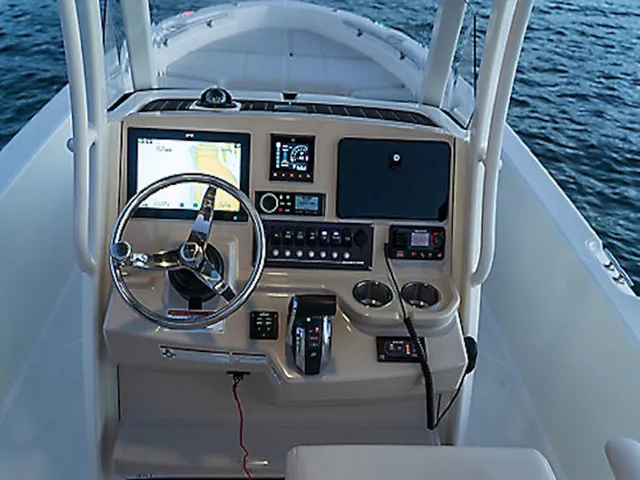 Slide: The Image of Boston Whaler 250 Dauntless 2026 - 3
