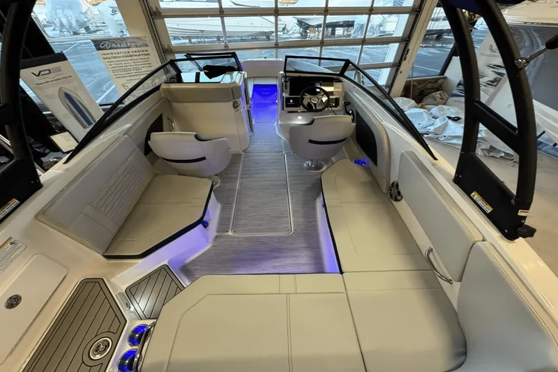 Slide: The Image of Sea Ray SPX 230 Outboard 2025 - 10