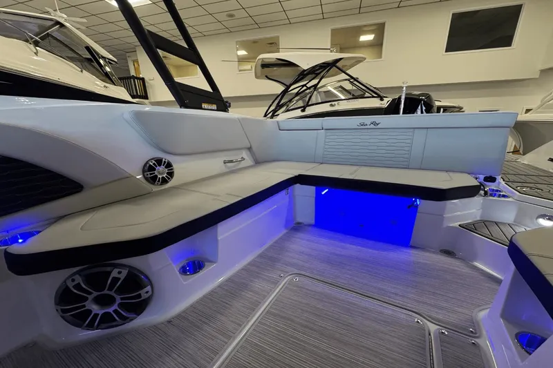 Slide: The Image of Sea Ray SPX 230 Outboard 2025 - 15