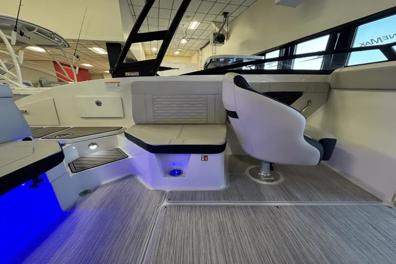 Slide: The Image of Sea Ray SPX 230 Outboard 2025 - 18