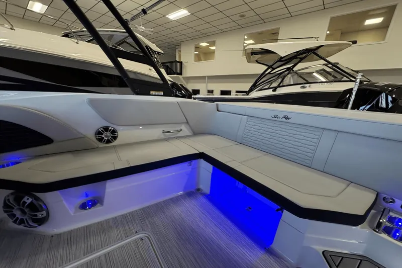 Slide: The Image of Sea Ray SPX 230 Outboard 2025 - 19