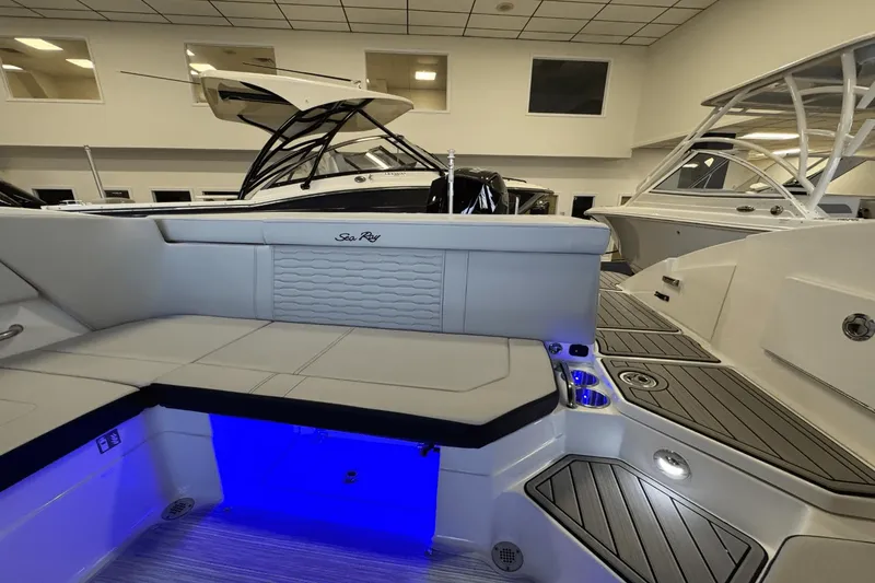 Slide: The Image of Sea Ray SPX 230 Outboard 2025 - 21