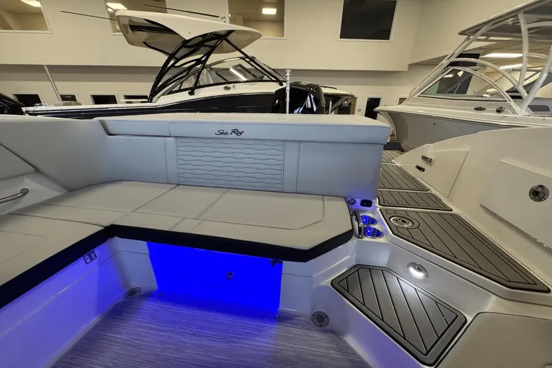 Slide: The Image of Sea Ray SPX 230 Outboard 2025 - 22