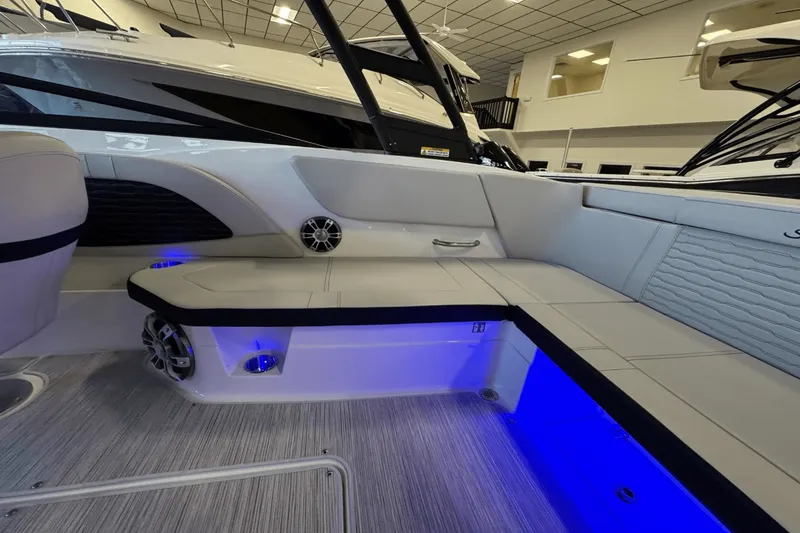 Slide: The Image of Sea Ray SPX 230 Outboard 2025 - 23