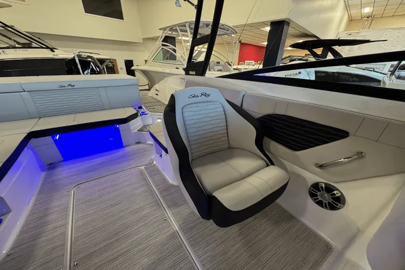 Slide: The Image of Sea Ray SPX 230 Outboard 2025 - 30