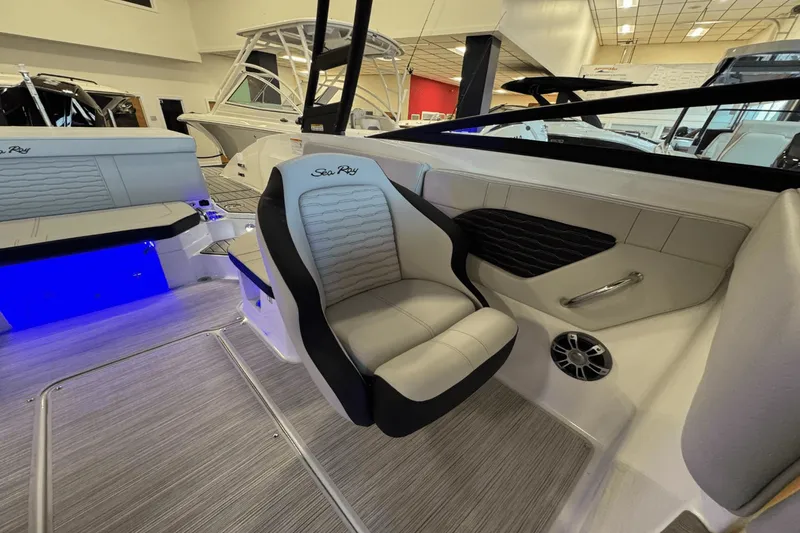 Slide: The Image of Sea Ray SPX 230 Outboard 2025 - 31