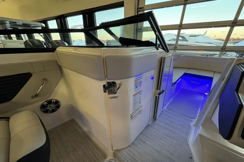 Slide: The Image of Sea Ray SPX 230 Outboard 2025 - 32