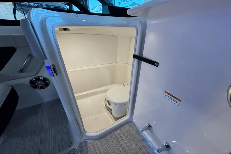 Slide: The Image of Sea Ray SPX 230 Outboard 2025 - 34