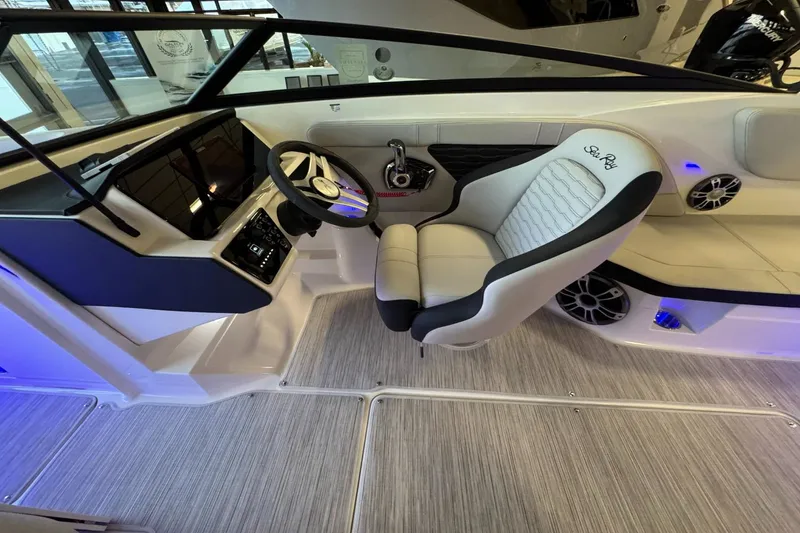 Slide: The Image of Sea Ray SPX 230 Outboard 2025 - 36