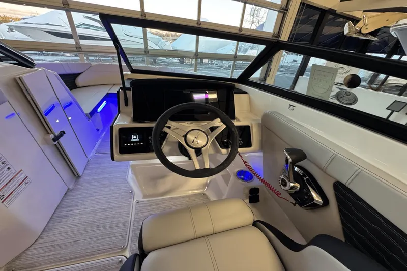 Slide: The Image of Sea Ray SPX 230 Outboard 2025 - 40