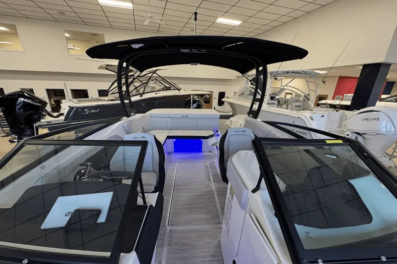 Slide: The Image of Sea Ray SPX 230 Outboard 2025 - 44