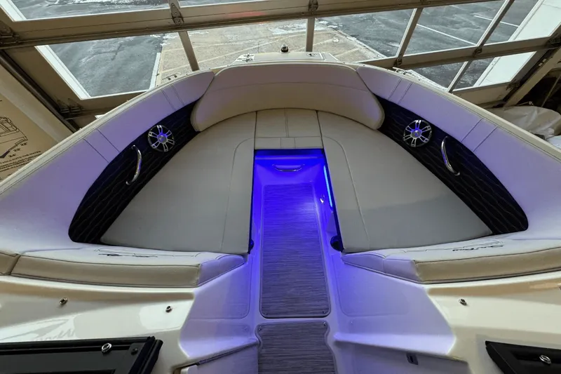 Slide: The Image of Sea Ray SPX 230 Outboard 2025 - 45