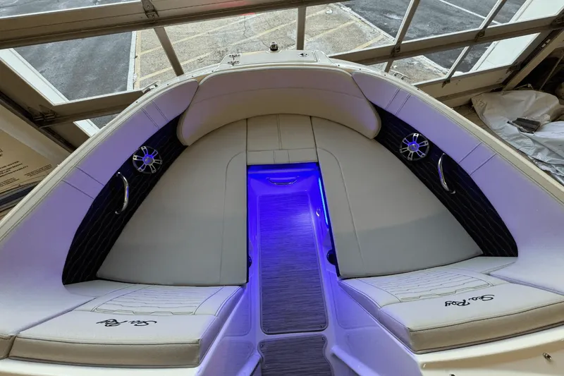 Slide: The Image of Sea Ray SPX 230 Outboard 2025 - 47