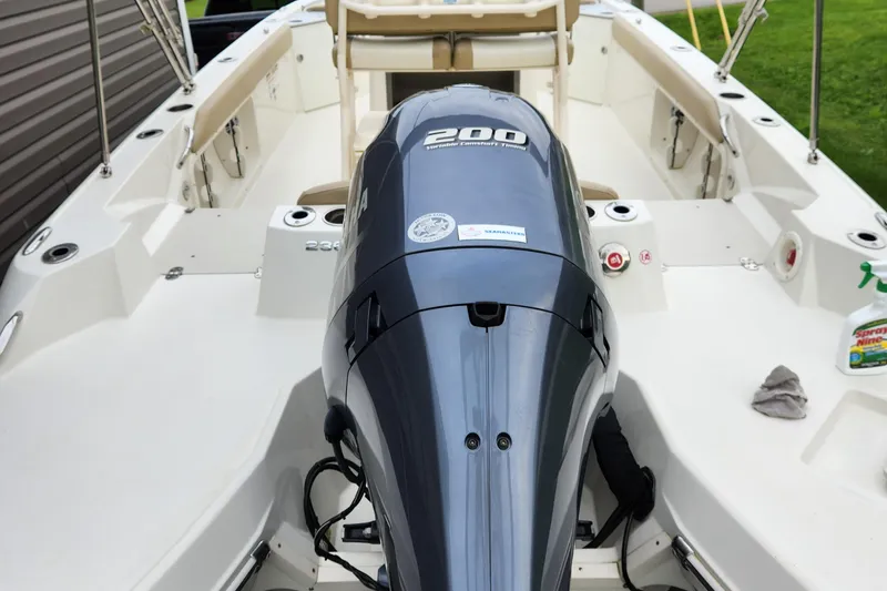 Slide: The Image of Stingray 236 CC 2018 - 9