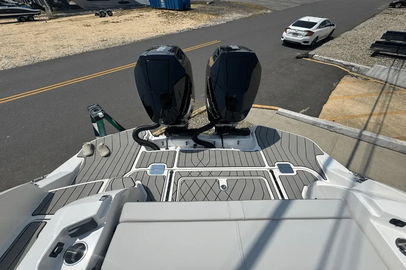 Slide: The Image of Sea Ray SLX 350 Outboard 2025 - 12